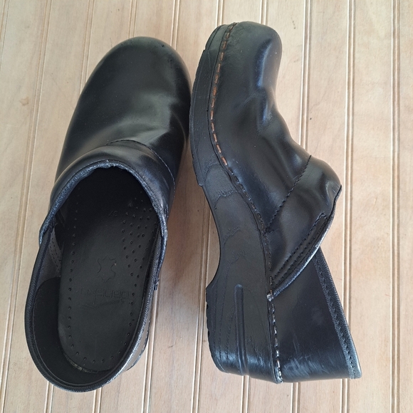 Dansko Professional Slip Resistant Comfort Waterproof Black Leather Clogs - Picture 3 of 9